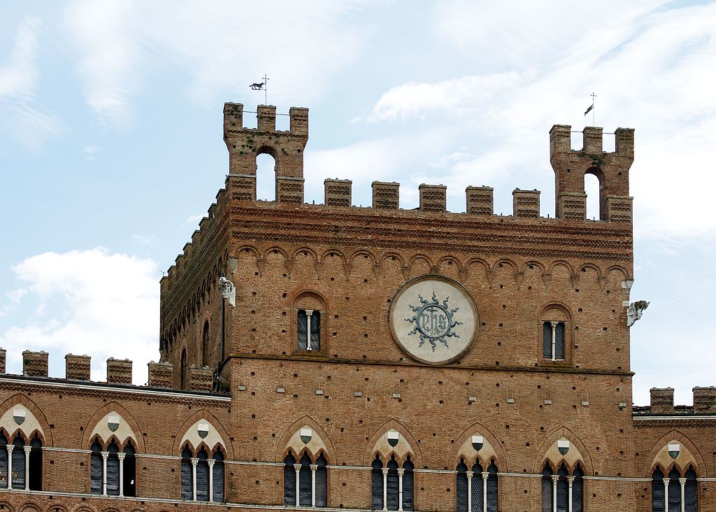 Torre centrale con trigramma di Cristo IHS, dipinto da Battista di Niccolò, Palazzo Pubblico