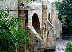 Pohled na Chollerfordský most z konce na jižní straně řeky North Tyne