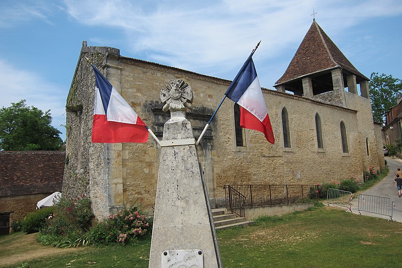 File:Church with war monument at Limeuil - panoramio.jpg