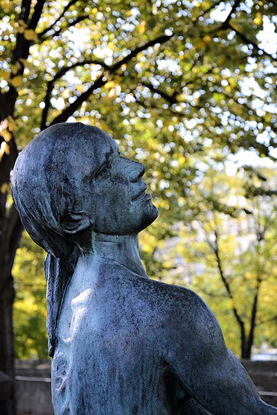 File:Cimetière Père Lachaise (9424831104).jpg