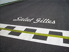 L'inscription « Salut Gilles » sur la grille de départ.