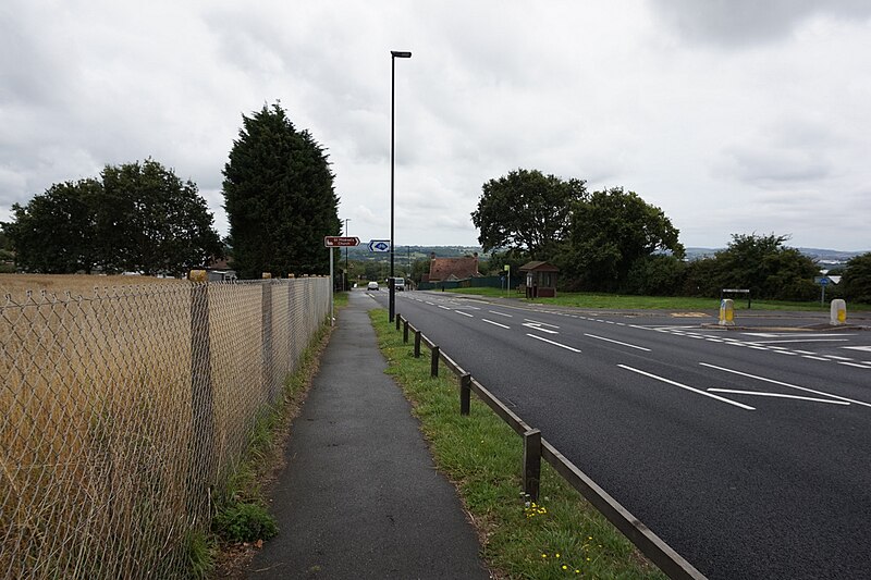 File:Coastal path on Whippingham Road - geograph.org.uk - 4680119.jpg