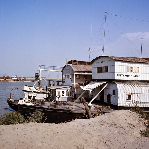 File:Collectie NMvWereldculturen, TM-20040353, Dia- De Rupsharivier, met de aanlegsteiger voor het veer op de voorgrond, fotograaf- H.W. (Henk) van Rinsum, 1973-1985.jpg