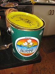 Paint can with bail handle