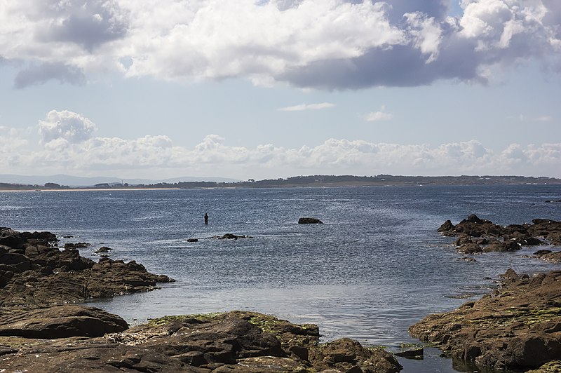 File:Corrubedo - Estatua Grip - Antony Gormley - 01.jpg