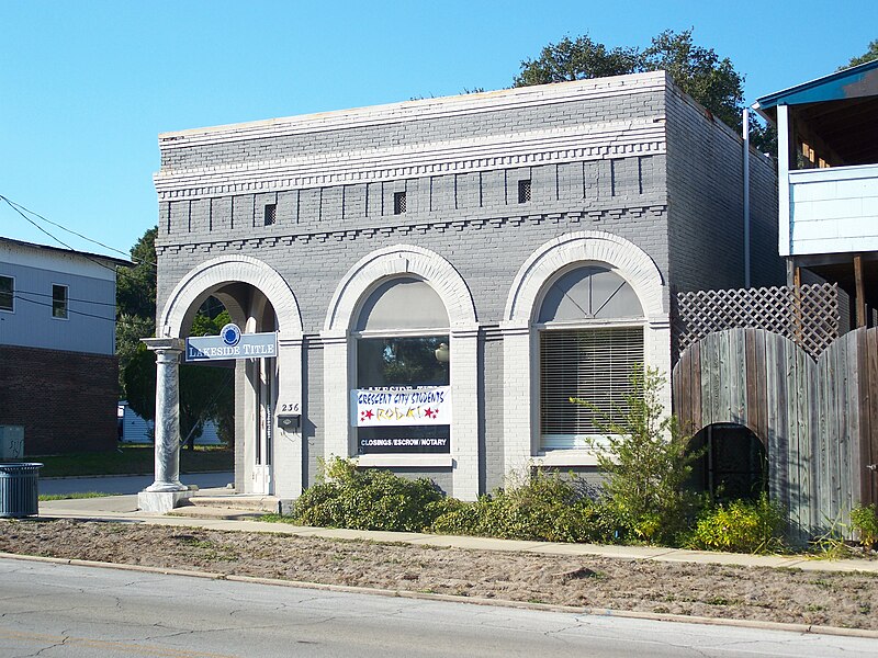 File:Crescent City HD old bank01.jpg