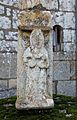Croix du cimetière : sainte Brigitte portant un renard dans ses bras