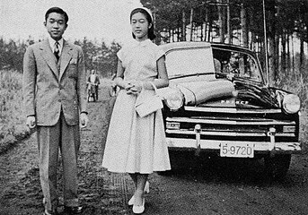 Акихито и его младшая сестра принцесса Суга перед его Prince Sedan AISH-II в 1954 году