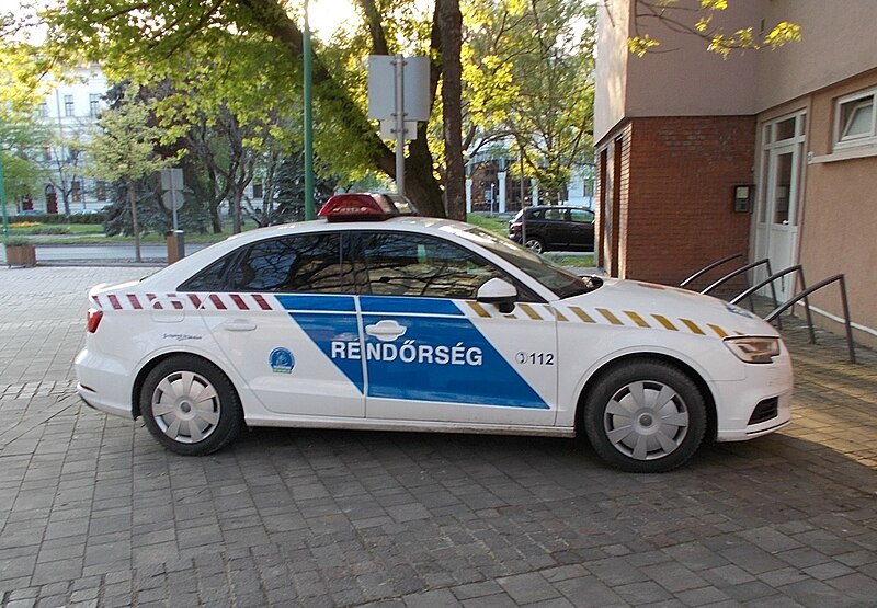 File:Csanád vezér Platz, Polizeiauto, 2023 Makó.jpg