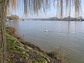 Vue sur le pont de Conflans sur la Seine.