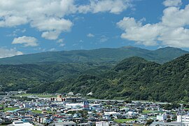 東北東から達磨火山を望む。左のピークが達磨山の山頂。右のピークを小達磨山と呼ぶ。