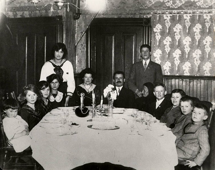 File:Davis family Seder in Minneapolis (4418747255).jpg