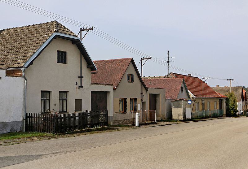 File:Deštná , Lipovka, main street.jpg