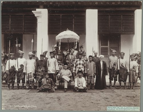 Photo of Sultan Ahmad Muʽazzam and his courtiers. Many years after the precolonial period. c. 1900