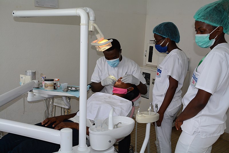 File:Dentiste Hôpital Cameroun 12.jpg