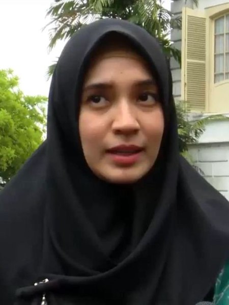 File:Dhini Aminarti, Purwakarta TV, 00.24.jpg