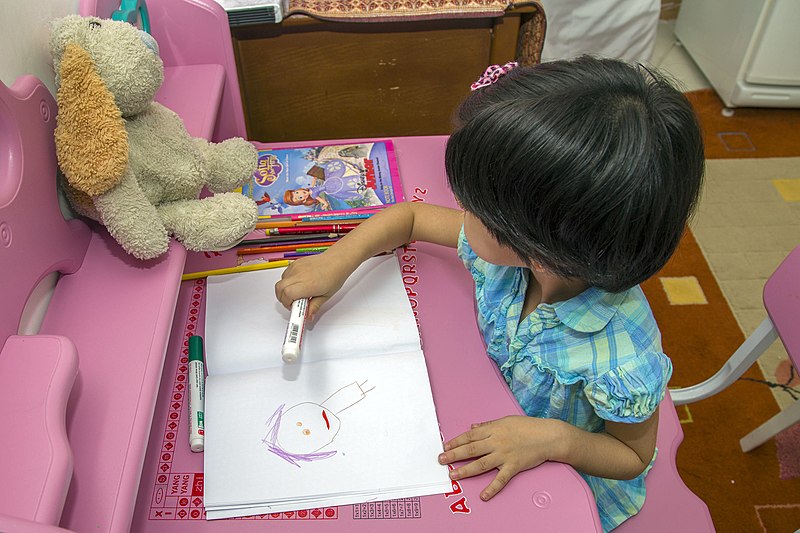 File:Drawing baby girl, Children's paintings, Iranian Child نقاشی کشیدن دختر بچه 14.jpg