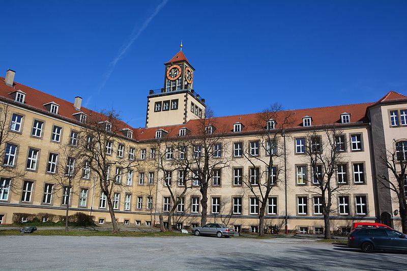 File:Dresden,TU-Gebäude am Weberplatz-Innenhof 001.jpg