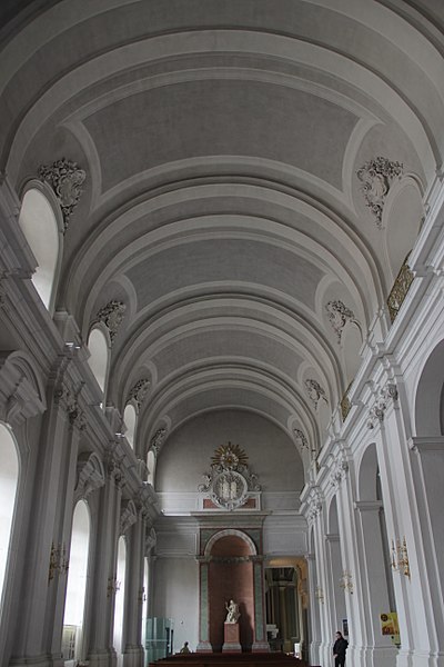 File:Dresden 22.03.2017 Interior of the Katholische Hofkirche (33129011074).jpg