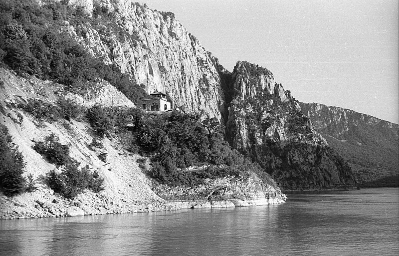 File:Dunatölgyes (Dubova) közelében, Szerbia, 1963. A Nagy Kazán-szoros kijárata, Pena jelzőállomás. Fortepan 75278.jpg