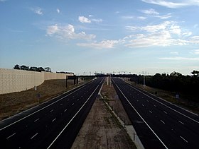 EastLink naar het zuiden vanaf Koomba Road bridge.jpg