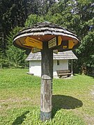 Wegspinne auf der Passhöhe und Kapelle.