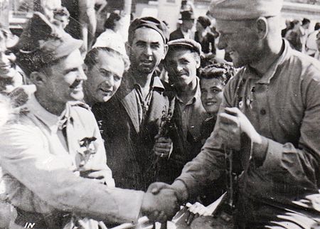 Tập_tin:EjércitoSoviéticoEnBucarest1944.jpg