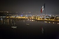 Vista nocturna del Malecón de la ciudad de Ensenada.