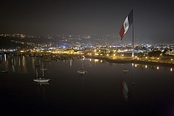 מראה העיר בלילה והדגל הענק