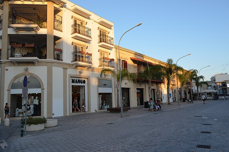 File:Ermou square.JPG