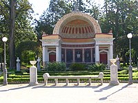 The southern exedra which faces the central fountain EsedraSud.JPG