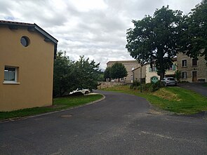 Estandeuil - Rue dans le village 3 (août 2021).jpg