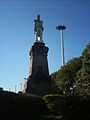 Estatua del Gral. Alvear, realizada por la escultora Lola Mora, ubicado en cercanías del acceso al Puente Belgrano y la avenida costanera San Martín.