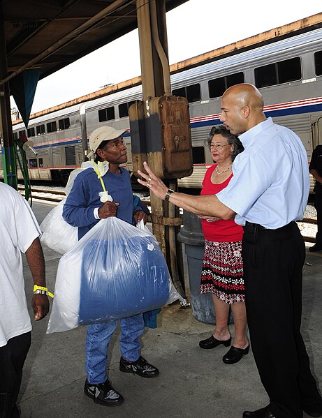 File:FEMA - 38136 - Evacuees return to New Orleans and meet the Mayor.jpg