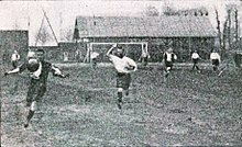 Photo en noir et blanc d'une action de jeu lors d'un match de football.