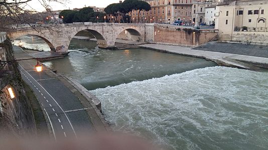 Fiume Tevere (river Tiber) in Rome, with an Italian bikeway (Cycling in Rome)