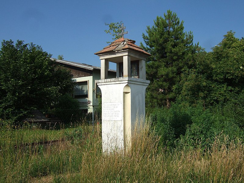 File:Gaweinstal Lichtsäule Pestkreuz.jpg