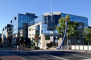 Het postmoderne gebouw Jacobsweerd (nrs 200-440) op de hoek met de Nieuwe Kade