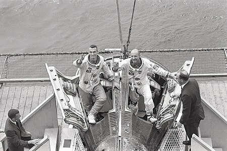 Tập_tin:Gemini_Crew_Welcomed_by_Wasp_Crew_-_GPN-2000-001415.jpg