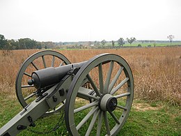 A képen egy polgárháborús ágyú látható, a nadrágszár körül szalaggal.