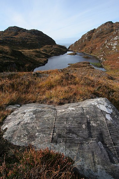 File:Glacial rock above Bealach Sgairt Dea-uisge - geograph.org.uk - 616235.jpg