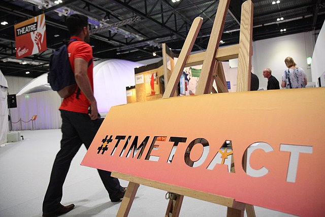 कट आउट बोर्ड जेह पर #TimeToAct लिखल बा