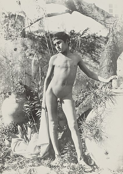 File:Gloeden, Wilhelm von (1856-1931) - n. 0373 A recto - Aste La Rosa - Cm 17X23,6 - Censurata.jpg
