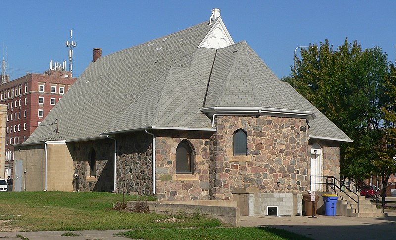 File:Grace Episcopal Church, Huron, SD, from SE 1.jpg