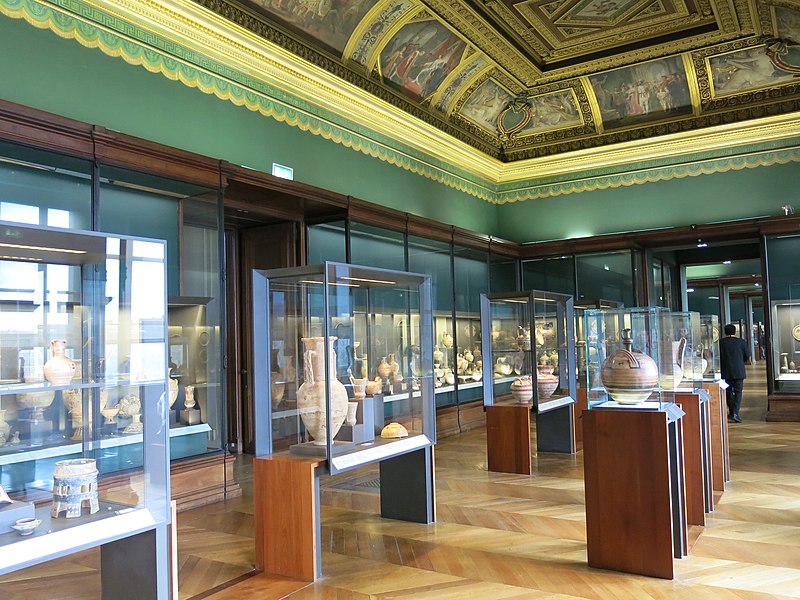 File:Greek antiquities in the Louvre - Room 40 D201903.jpg