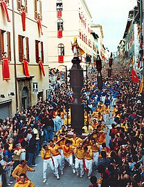 Corsa dei Ceri, gwyl a ddethlir ar 15 Mai bob blwyddyn