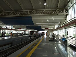 Гуоюань станциясының платформасы.jpg