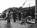 HUA-157528-Afbeelding van reddingswerkers op zoek naar slachtoffers tussen de wrakstukken van de bij de treinramp te Harmelen verongelukte treinen.jpg