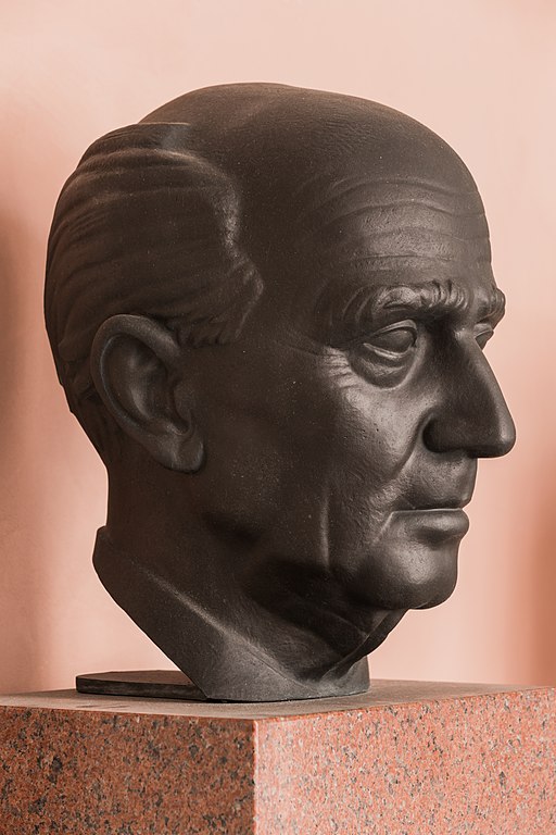 Hans Kelsen (Nr. 17) - Bust in the Arkadenhof, University of Vienna - 0290