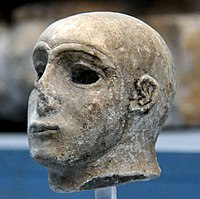 Κεφαλή αφιερωματικού αγάλματος από την Αντάμπ, Πρώιμη Δυναστική Περίοδος. Μουσείο της Αρχαίας Ανατολής, Κωνσταντινούπολη